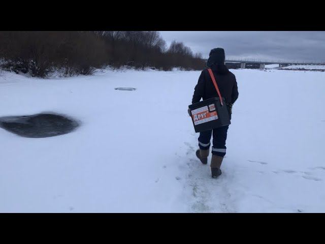 Рыбалка НА ОКЕ / Рыба стоит СТЕНОЙ / Рыбалка после ОТТЕПЕЛИ смотреть онлайн