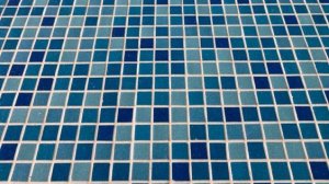 Укладка мозаики в чаше бассейна