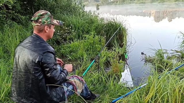 КАРАСЬ КЛЮЁТ БЕЗ ТОРМОЗОВ! Вечерняя рыбалка на ближайшем к дому озере. смотреть онлайн