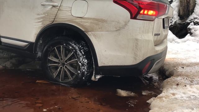 Аутлендер на off-road. С новой прошивкой S-AWC (Super All Wheel Control) смотреть онлайн