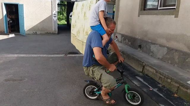Папа на детском велике смотреть онлайн