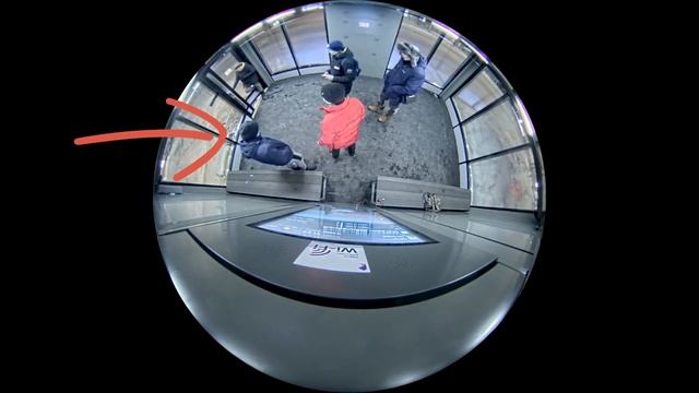 Видео с камеры наблюдения. Хулиган был в красной куртке. смотреть онлайн