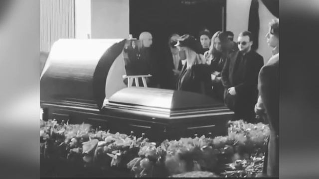 Проводила в последний путь: Алла Пугачёва перекрестилась и помолилась у гроба Бориса Краснова смотреть онлайн