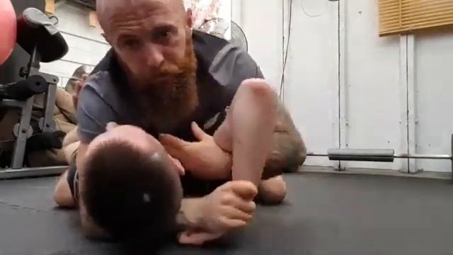 Удушение Мальтийский галстук.