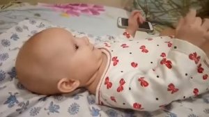 Развиваем малыша 4 месяцев с помощью игры.