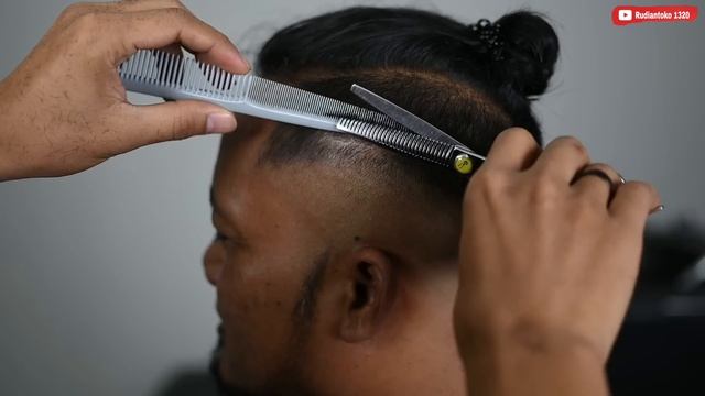 Skin Fade X Tribal Design ? Top Knot Mens Haircut ? Top Barber смотреть онлайн