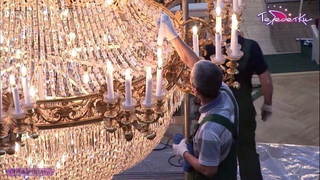 Как моют люстру в Эрмитаже?