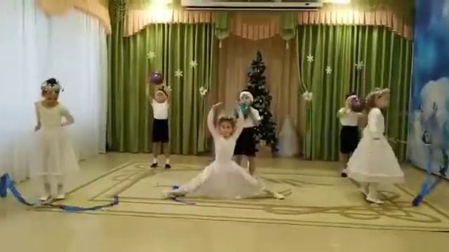 Как узор на окне снова прошлое рядом. Танец в детском саду. смотреть онлайн
