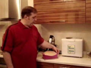 Пшеничный хлеб в силиконовой форме.