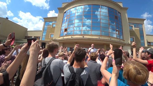 Александр Солодуха спел в Гродно 02-06-2019 возле ТЦ "Галактика" смотреть онлайн