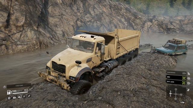 SnowRunner - MACK Dump Truck Pulls A Car Out Of The Mud смотреть онлайн