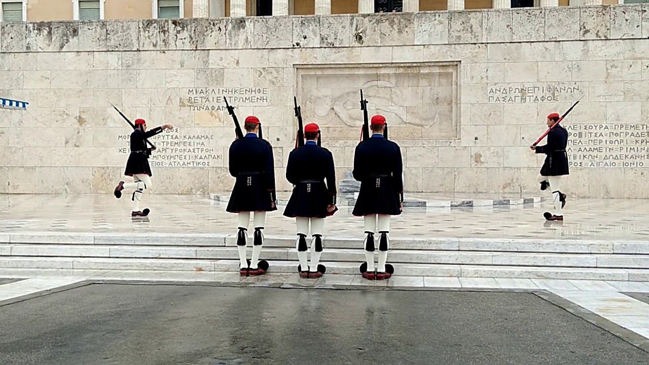 Смена караула у здания парламента в Афинах смотреть онлайн