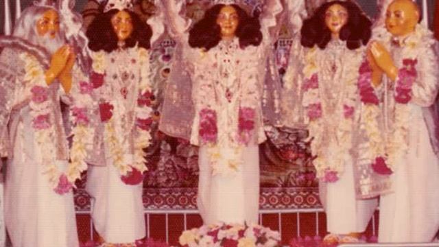 Srimati Yamuna Devi Dasi Mataji - Chanting Panca Tattva Maha-mantra Together With Devotees