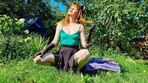 Длинноногая девушка кошка в серых блестящих колготках и в короткой юбке