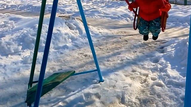 Почти уснули качаясь. Ребёнок качается на качелях ?? смотреть онлайн