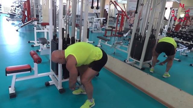 Бодибилдинг. Качаем большие плечи: упражнения на кроссовере