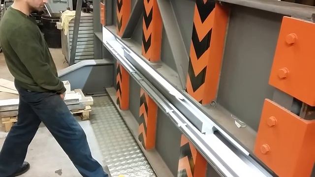 Bending 12mm plate on press смотреть онлайн