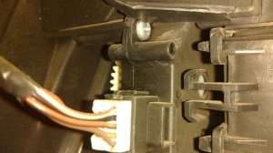 Lifan x50 не фиксируется заслонка, которая регулирует температуру.