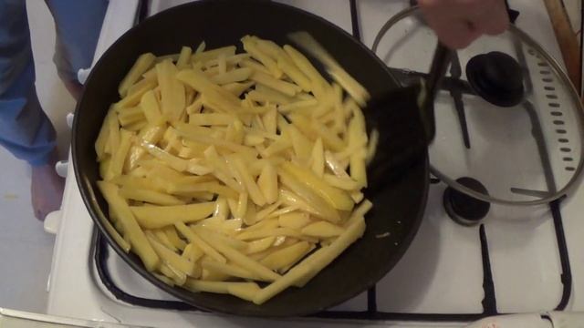 картошка жареная с грибами шампиньонами.