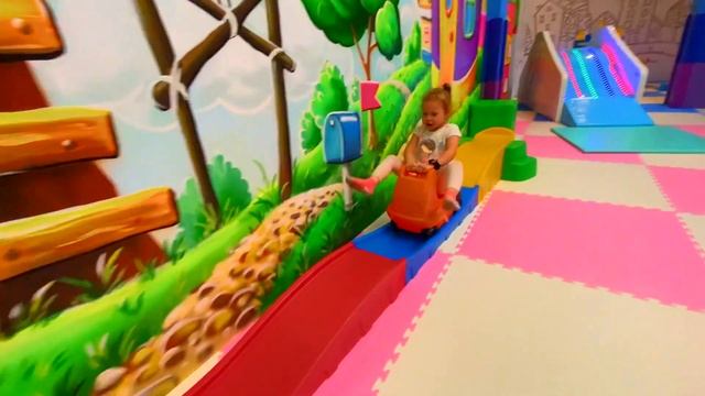 Мальвина в РАЗВЛЕКАТЕЛЬНОМ ЦЕНТРЕ для ДЕТЕЙ [Indoor Playground for kids Play Center!] смотреть онлайн