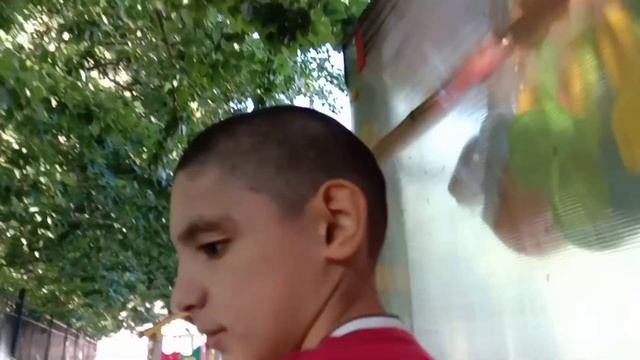 перелезаем в садик через забор! смотреть онлайн