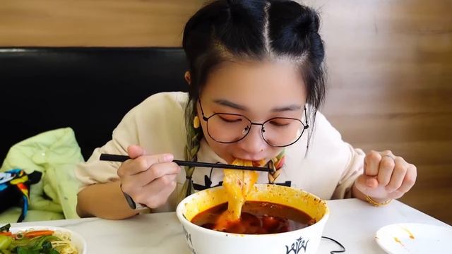 【逛吃合集】正宗兰州牛肉面！300斤牛骨煮一锅汤，经典二细多辣子太美了 ！【逛吃小猪猪】 смотреть онлайн