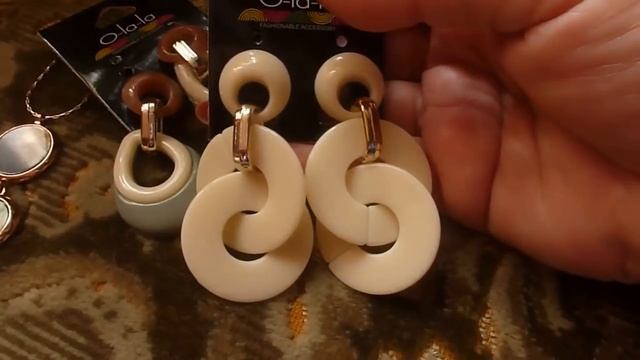Новая бижутерия/Новый парфюм/Клатчи/Настина косметика и т.д. смотреть онлайн