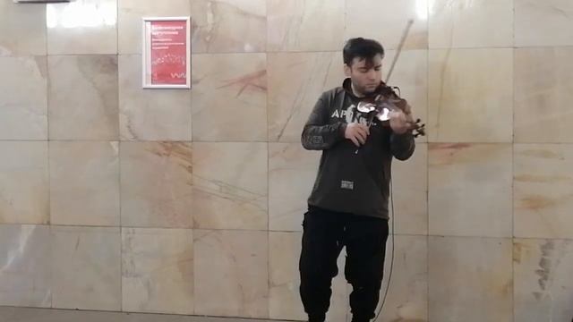 Музыкант в переходе станции метро "Тверская" смотреть онлайн
