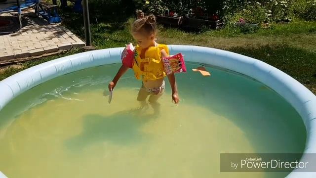 Купаемся в бассейне и РАЗВАВАЕМСЯ. Учим счет. А Вы с нами!? Ребенок на даче! Дача летом! Жара летом смотреть онлайн