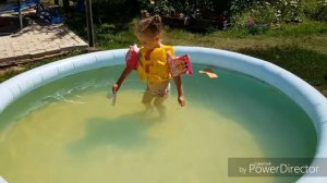 Купаемся в бассейне и РАЗВАВАЕМСЯ. Учим счет. А Вы с нами!? Ребенок на даче! Дача летом! Жара летом