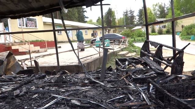 В Кузьмолово сгорел новый торговый павильон смотреть онлайн