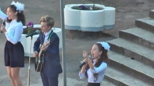 10 класс поздравляет 11 класс с Последним звонком 00014