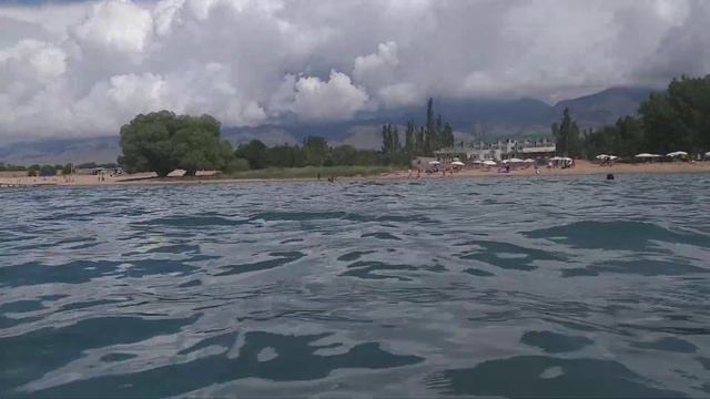 Кайфовая горная вода освежает. Красивейшие виды. Озеро Иссыкуль. Алтын Кум. Кыргызстан. 8 июля 2023 смотреть онлайн