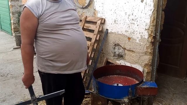 Соломорезка своими руками, она ест всё / Best straw chopper смотреть онлайн