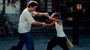 Джеки чан  учит пацана кунг фу