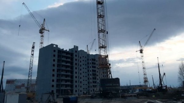 Как башенный кран двигается по рельсам. Звуки стройки. Башенный кран КБ 405