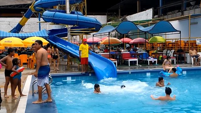 Un paseito en la piscina LA LAGUNA AZUL смотреть онлайн