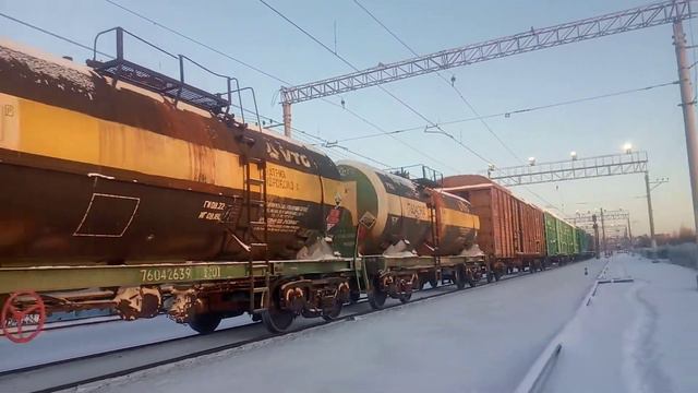 Электровоз 2ЭС4К-086 "Дончак" с грузовым поездом смотреть онлайн