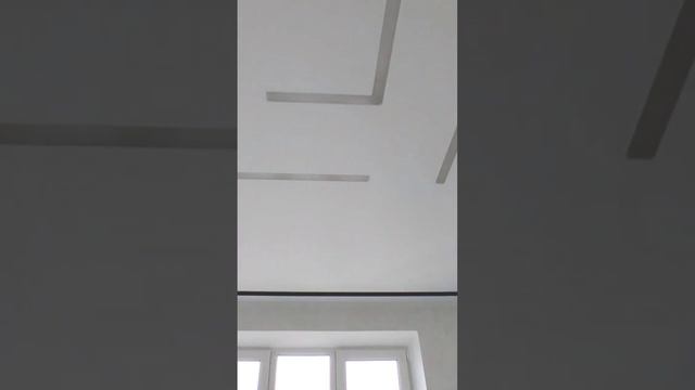 Красота в минимализме, натяжной потолок со скрытым карнизом и световыми линиями смотреть онлайн