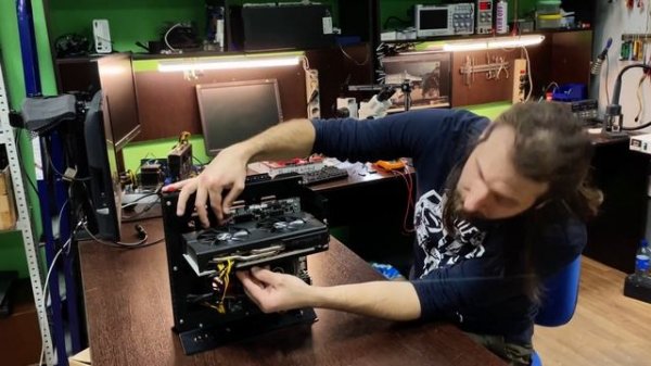 Вертикальный открытый корпус Cryptone. Ничего непонятно, но очень интересно