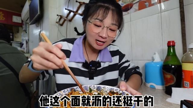 【逛吃重庆】3家早餐店吃自助！干溜豌杂面豌杂刀削面，再来碗3元稀饭咸菜吃到撑！【逛吃小猪猪】