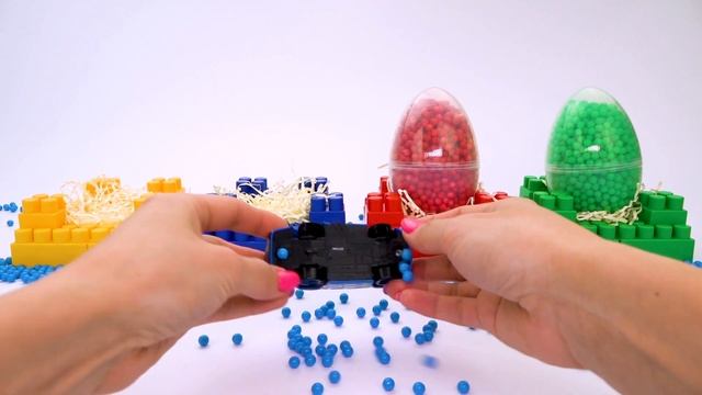 НАБОРЫ ИГРУШЕК. Большое яйцо-сюрприз / Ищем тачки машинки и играем в игрушки. смотреть онлайн