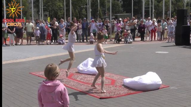 Выступление на улице города Минска. Гимнастический танец (дети 8–9 лет) - «Небесная история». смотреть онлайн