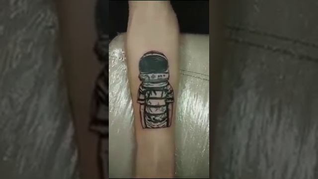 Мастер студии Маргинал Арт-Паула нарисовала чуваку мечту детства,космонавта в блэке. смотреть онлайн