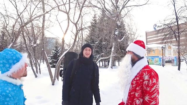 ДЕД МОРОЗ ПОКАЗАЛ СВОЙ ПОСОХ / ПЛОХОЙ САНТА / ДАРИМ ПОДАРКИ смотреть онлайн