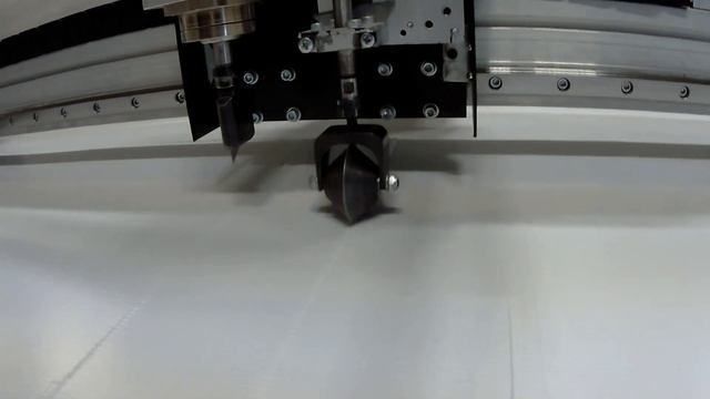 Резка сотового полипропилена на планшетном плоттер "Keenness" смотреть онлайн