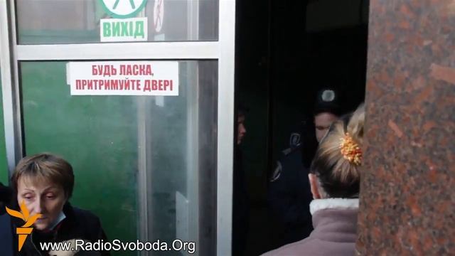 Люди возмущены закрытием метро в Киеве 18 02 2014 Майдан Киев Украина смотреть онлайн