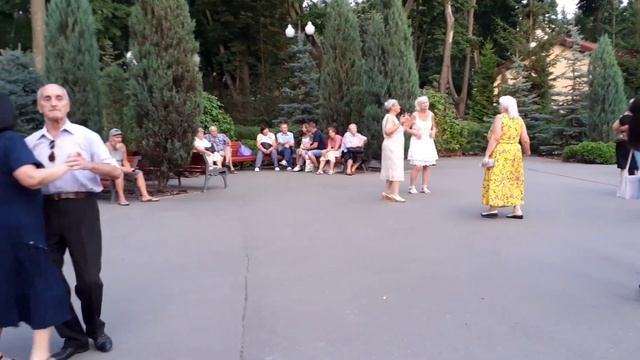 ТЫ МОЙ БУКЕТ РЯБИНЫ! СЧАСТЛИВЫЕ МОМЕНТЫ ИЗ ПАРКА ГОРЬКОГО смотреть онлайн