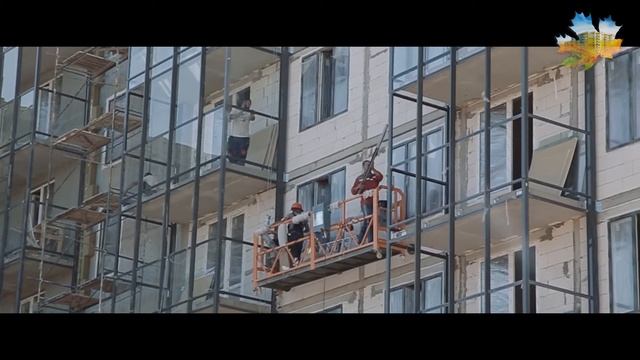 ЖК Клены, 07.18: устройство штукатурного фасада, монолитные каркасы, работы внутри и снаружи здания