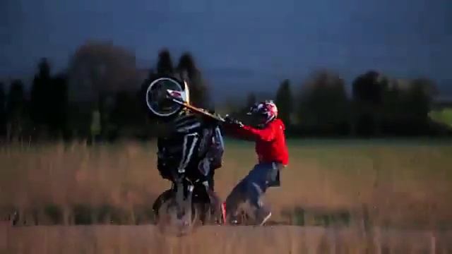 Невероятные трюки на байке Очень классно смотрите ПОЖАЛУЙСТА смотреть онлайн